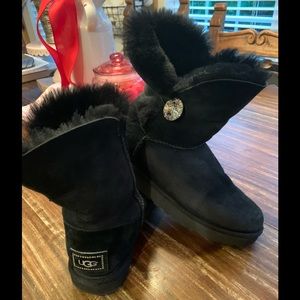 BLACK BAILEY BUTTON (BLING) UGGS!!😍🎉